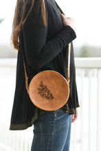 Load image into Gallery viewer, Floral Circle Purse
